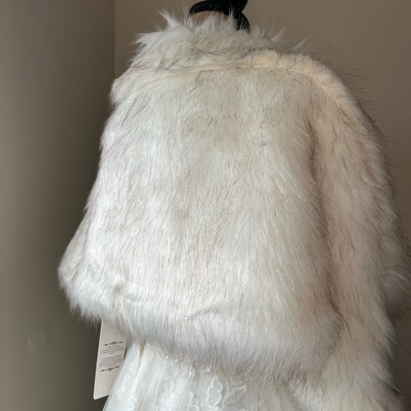 Women’s Faux Fur Wrap - Picture 4 of 5